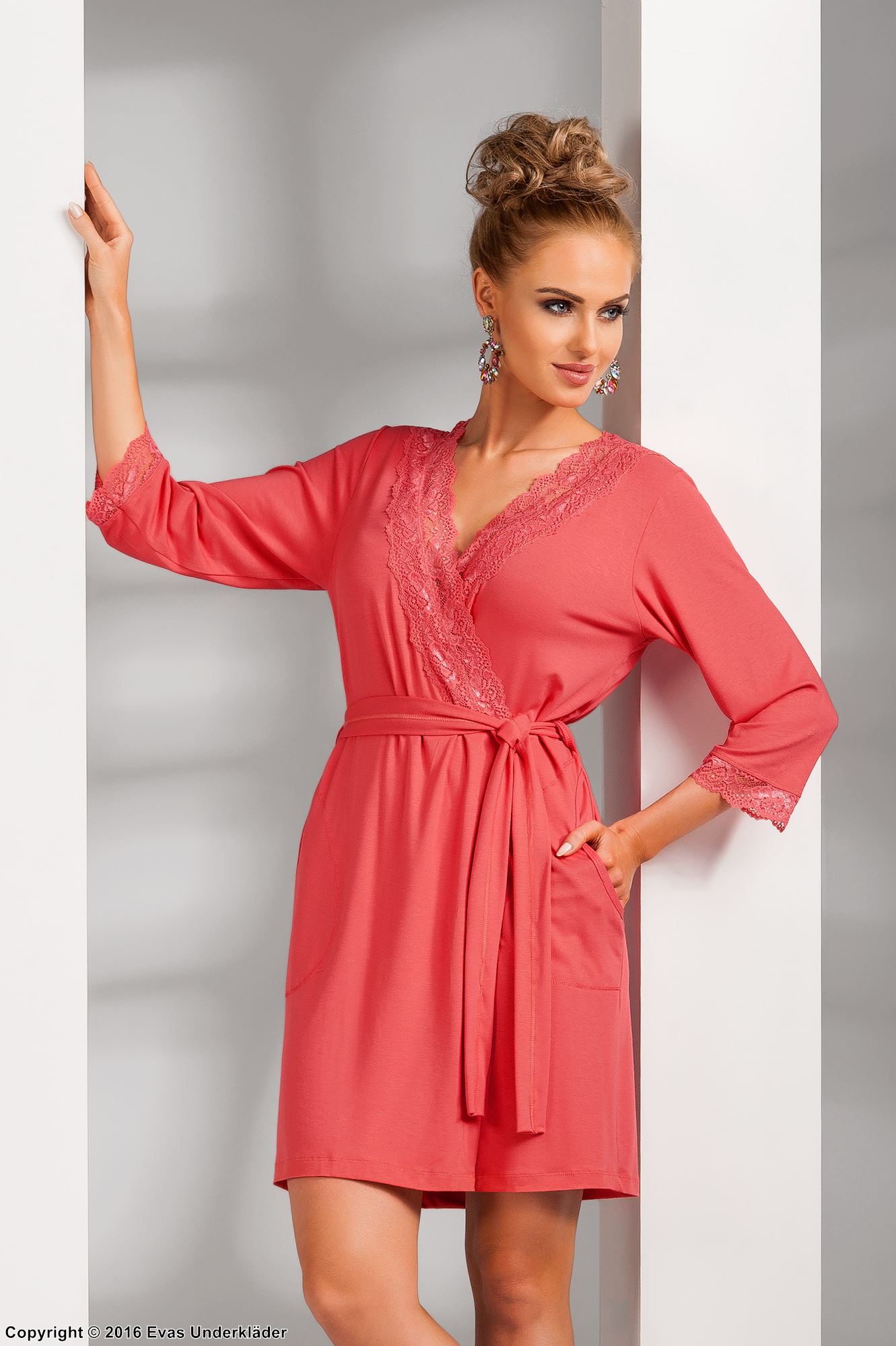 Comfy robe with lace details